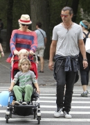Gwen_Stefani_and_Gavin_Rossdale_head_to_the_park_for_fun_and_games_with_Kingston_and_Zuma_282429.jpg