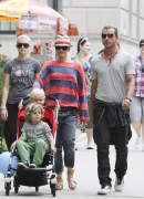 Gwen_Stefani_and_Gavin_Rossdale_head_to_the_park_for_fun_and_games_with_Kingston_and_Zuma_282529.jpg
