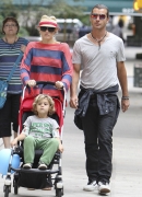 Gwen_Stefani_and_Gavin_Rossdale_head_to_the_park_for_fun_and_games_with_Kingston_and_Zuma_282629.jpg