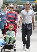 Gwen_Stefani_and_Gavin_Rossdale_head_to_the_park_for_fun_and_games_with_Kingston_and_Zuma_282729.jpg