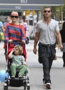 Gwen_Stefani_and_Gavin_Rossdale_head_to_the_park_for_fun_and_games_with_Kingston_and_Zuma_282829.jpg