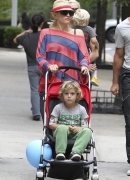 Gwen_Stefani_and_Gavin_Rossdale_head_to_the_park_for_fun_and_games_with_Kingston_and_Zuma_282929.jpg