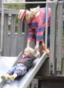 Gwen_Stefani_and_Gavin_Rossdale_head_to_the_park_for_fun_and_games_with_Kingston_and_Zuma_28329.jpg