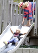 Gwen_Stefani_and_Gavin_Rossdale_head_to_the_park_for_fun_and_games_with_Kingston_and_Zuma_28429.jpg