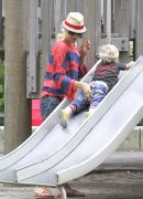 Gwen_Stefani_and_Gavin_Rossdale_head_to_the_park_for_fun_and_games_with_Kingston_and_Zuma_28729.jpg