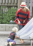 Gwen_Stefani_and_Gavin_Rossdale_head_to_the_park_for_fun_and_games_with_Kingston_and_Zuma_28929.jpg