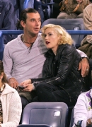 Gwen_Stefani_and_Gavin_Rossdale_sit_behind_Mirka_Federer_as_they_all_cheer_on_world_number_one_Roger_Federer_at_the_Indian_Wells_tennis_tournament_282529.jpg
