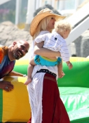 Gwen_Stefani_and_husband_Gavin_Rossdale_take_sons_Kingston_and_Zuma_to_the_beach_to_celebrate_Memorial_Day.jpg