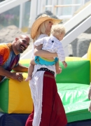 Gwen_Stefani_and_husband_Gavin_Rossdale_take_sons_Kingston_and_Zuma_to_the_beach_to_celebrate_Memorial_Day_28129.jpg