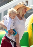 Gwen_Stefani_and_husband_Gavin_Rossdale_take_sons_Kingston_and_Zuma_to_the_beach_to_celebrate_Memorial_Day_28229.jpg