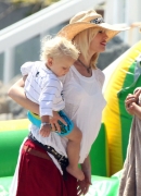 Gwen_Stefani_and_husband_Gavin_Rossdale_take_sons_Kingston_and_Zuma_to_the_beach_to_celebrate_Memorial_Day_28329.jpg