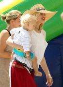 Gwen_Stefani_and_husband_Gavin_Rossdale_take_sons_Kingston_and_Zuma_to_the_beach_to_celebrate_Memorial_Day_28429.jpg