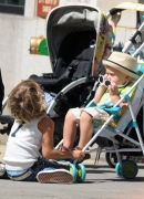 Gwen_Stefani_takes_Kingston_and_Zuma_to_a_restaurant_on_the_Upper_Eastside_for_a_bit_to_eat_281129.jpg