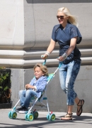 Gwen_Stefani_takes_Kingston_and_Zuma_to_a_restaurant_on_the_Upper_Eastside_for_a_bit_to_eat_28129.jpg