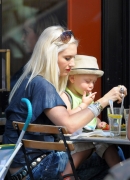 Gwen_Stefani_takes_Kingston_and_Zuma_to_a_restaurant_on_the_Upper_Eastside_for_a_bit_to_eat_281629.jpg
