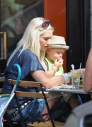 Gwen_Stefani_takes_Kingston_and_Zuma_to_a_restaurant_on_the_Upper_Eastside_for_a_bit_to_eat_281729.jpg
