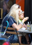 Gwen_Stefani_takes_Kingston_and_Zuma_to_a_restaurant_on_the_Upper_Eastside_for_a_bit_to_eat_281829.jpg