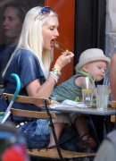 Gwen_Stefani_takes_Kingston_and_Zuma_to_a_restaurant_on_the_Upper_Eastside_for_a_bit_to_eat_281929.jpg