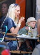 Gwen_Stefani_takes_Kingston_and_Zuma_to_a_restaurant_on_the_Upper_Eastside_for_a_bit_to_eat_282029.jpg