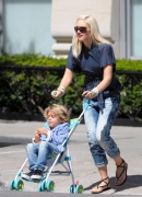 Gwen_Stefani_takes_Kingston_and_Zuma_to_a_restaurant_on_the_Upper_Eastside_for_a_bit_to_eat_28329.jpg