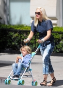 Gwen_Stefani_takes_Kingston_and_Zuma_to_a_restaurant_on_the_Upper_Eastside_for_a_bit_to_eat_28429.jpg