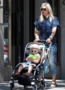 Gwen_Stefani_takes_Kingston_and_Zuma_to_a_restaurant_on_the_Upper_Eastside_for_a_bit_to_eat_28629.jpg