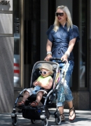 Gwen_Stefani_takes_Kingston_and_Zuma_to_a_restaurant_on_the_Upper_Eastside_for_a_bit_to_eat_28829.jpg