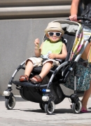 Gwen_Stefani_takes_Kingston_and_Zuma_to_a_restaurant_on_the_Upper_Eastside_for_a_bit_to_eat_28929.jpg