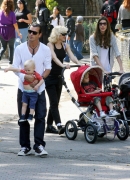 Gwen_Stefani_with_Family_at_the_LA_Zoo_281029.jpg