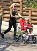 Gwen_Stefani_with_Family_at_the_LA_Zoo_281129.jpg
