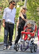 Gwen_Stefani_with_Family_at_the_LA_Zoo_281229.jpg