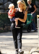 Gwen_Stefani_with_Family_at_the_LA_Zoo_28129.jpg