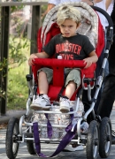 Gwen_Stefani_with_Family_at_the_LA_Zoo_281329.jpg