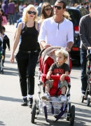 Gwen_Stefani_with_Family_at_the_LA_Zoo_281629.jpg