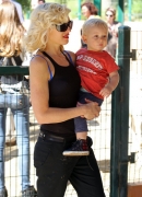 Gwen_Stefani_with_Family_at_the_LA_Zoo_281729.jpg