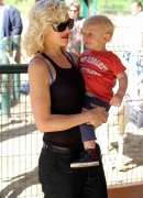 Gwen_Stefani_with_Family_at_the_LA_Zoo_281829.jpg