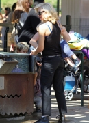Gwen_Stefani_with_Family_at_the_LA_Zoo_281929.jpg