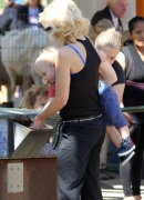 Gwen_Stefani_with_Family_at_the_LA_Zoo_282029.jpg