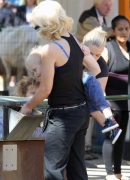 Gwen_Stefani_with_Family_at_the_LA_Zoo_282129.jpg