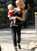 Gwen_Stefani_with_Family_at_the_LA_Zoo_28229.jpg