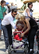 Gwen_Stefani_with_Family_at_the_LA_Zoo_282329.jpg