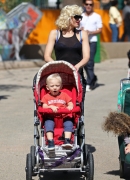 Gwen_Stefani_with_Family_at_the_LA_Zoo_282429.jpg