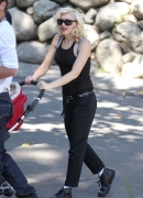 Gwen_Stefani_with_Family_at_the_LA_Zoo_282529.jpg
