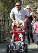 Gwen_Stefani_with_Family_at_the_LA_Zoo_282629.jpg