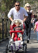 Gwen_Stefani_with_Family_at_the_LA_Zoo_282729.jpg