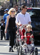 Gwen_Stefani_with_Family_at_the_LA_Zoo_282829.jpg