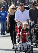 Gwen_Stefani_with_Family_at_the_LA_Zoo_282929.jpg