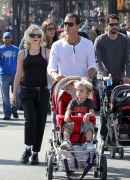 Gwen_Stefani_with_Family_at_the_LA_Zoo_283029.jpg
