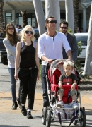 Gwen_Stefani_with_Family_at_the_LA_Zoo_283129.jpg