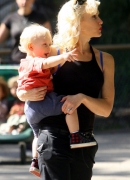 Gwen_Stefani_with_Family_at_the_LA_Zoo_28329.jpg